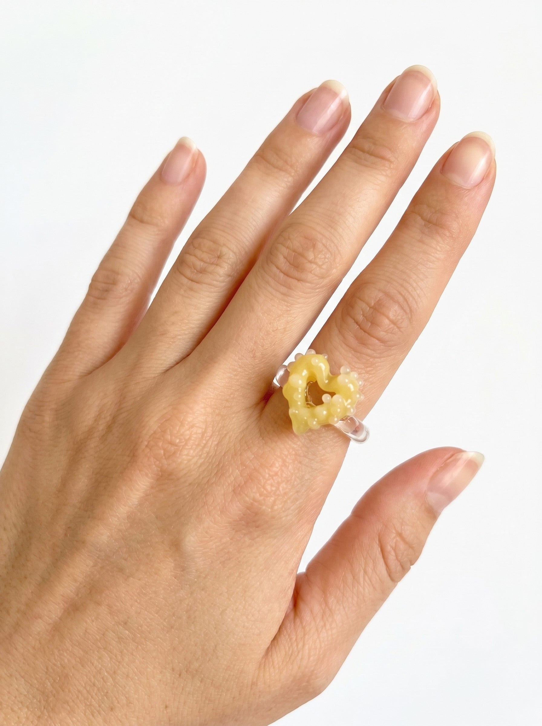 ANILLO DE VIDRIO DE CORAZÓN AMARILLO