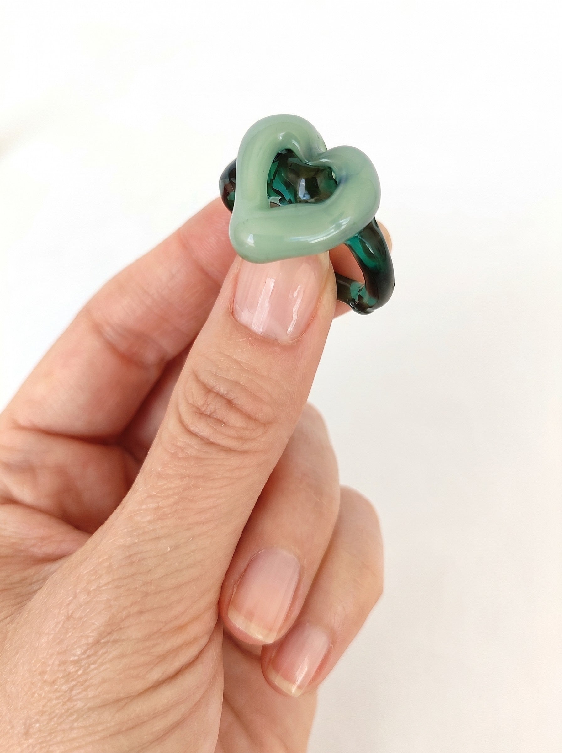 ANILLO DE VIDRIO DE CORAZÓN VERDE