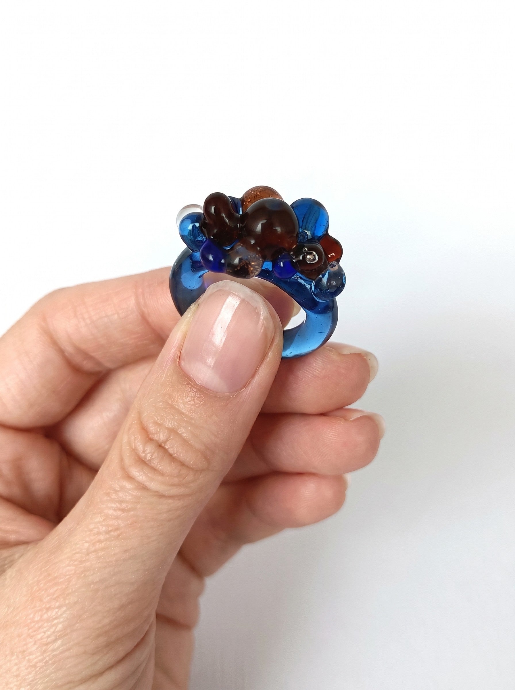 ANILLO DE VIDRIO DE BOLITAS AZUL Y ROJIZO