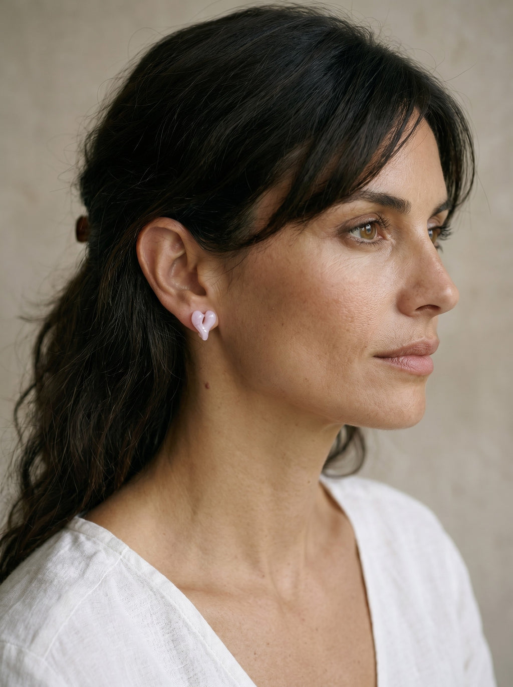 Pendientes de corazón rosa de vidrio.