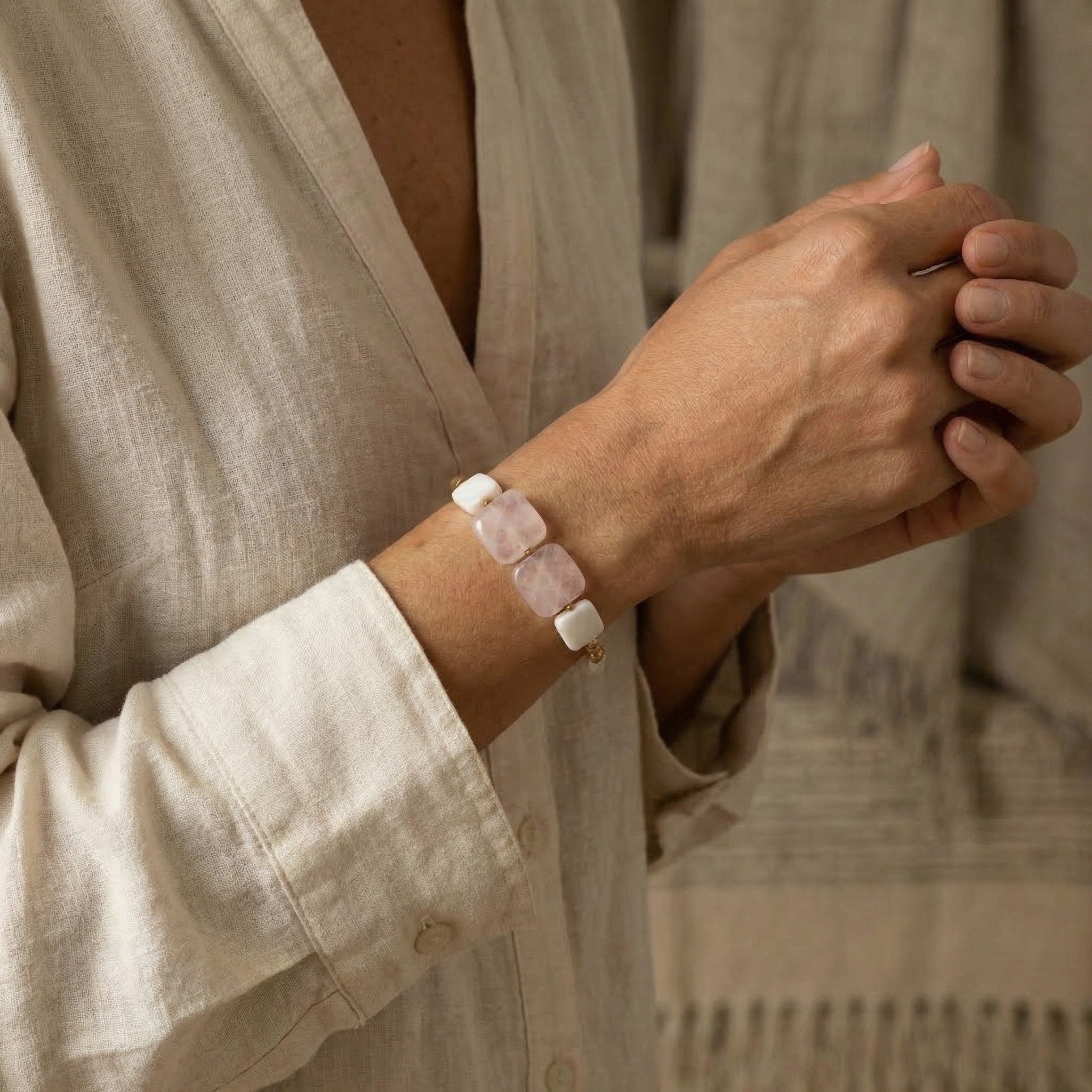 Pulsera de cuarzo rosa y nacar.