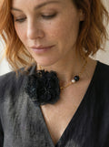 Collar corto dorado con flor de encaje negro y cuentas · Elegante y versátil.