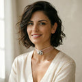 Choker de terciopelo nude y centro de perlas.