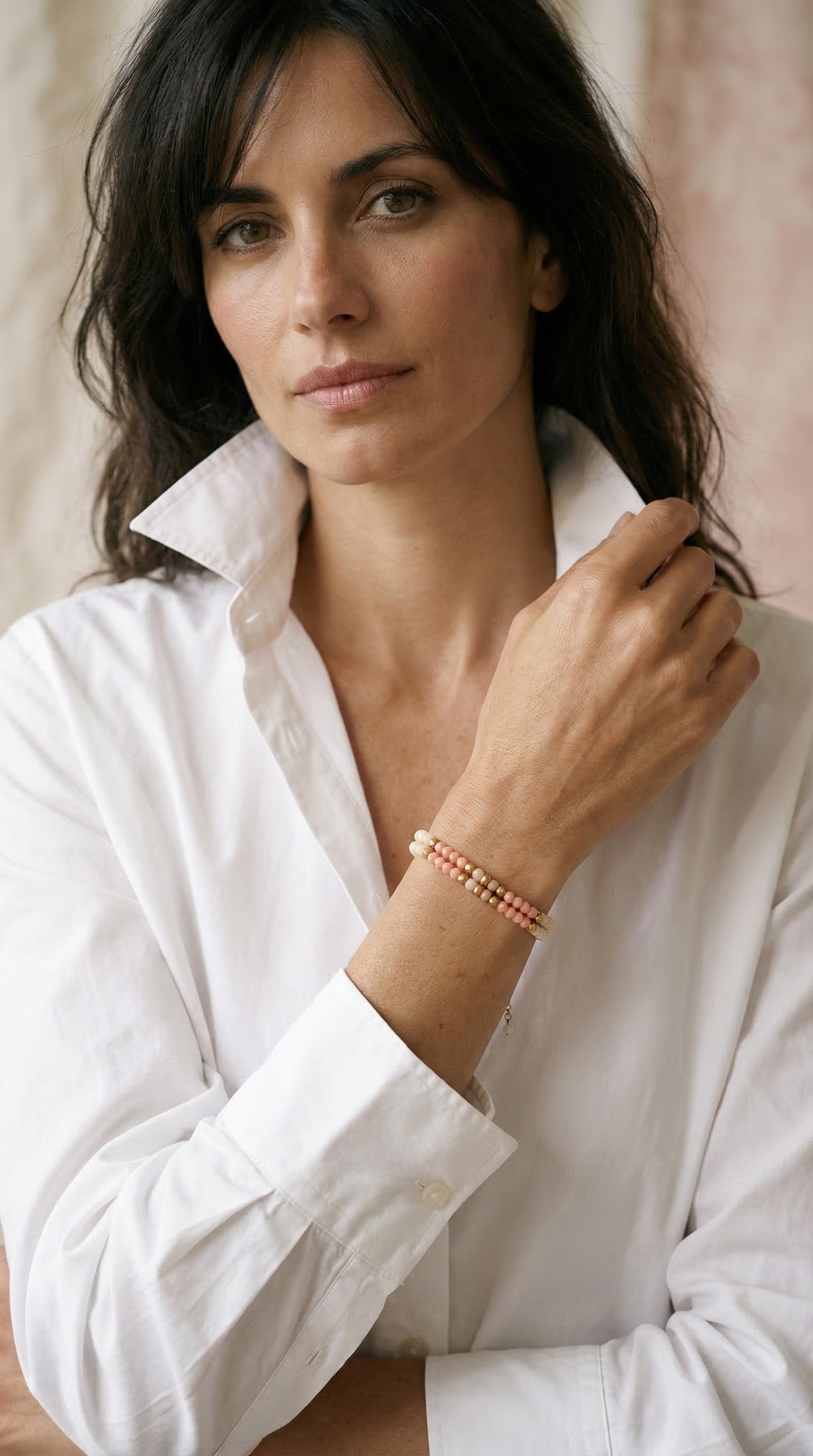 Pulsera de cristal doble blanco y rosa.