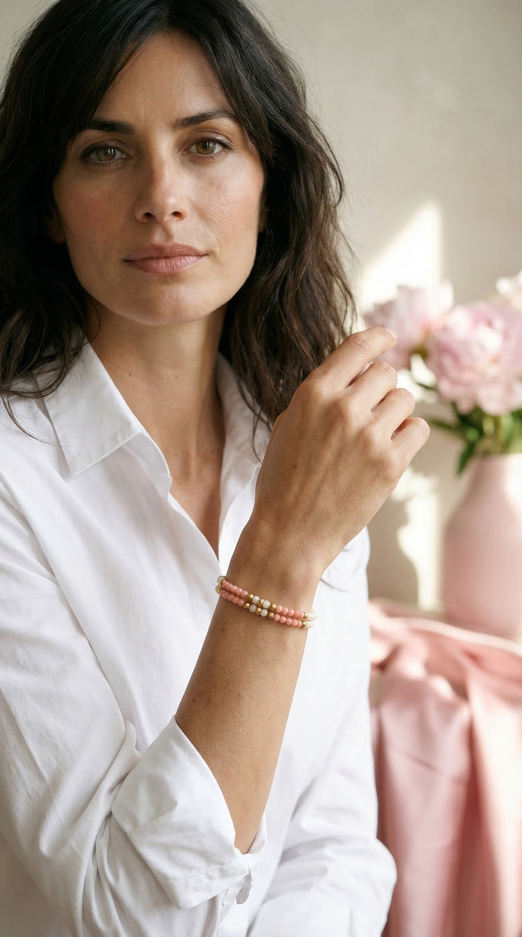 Pulsera de cristal doble blanco y rosa.