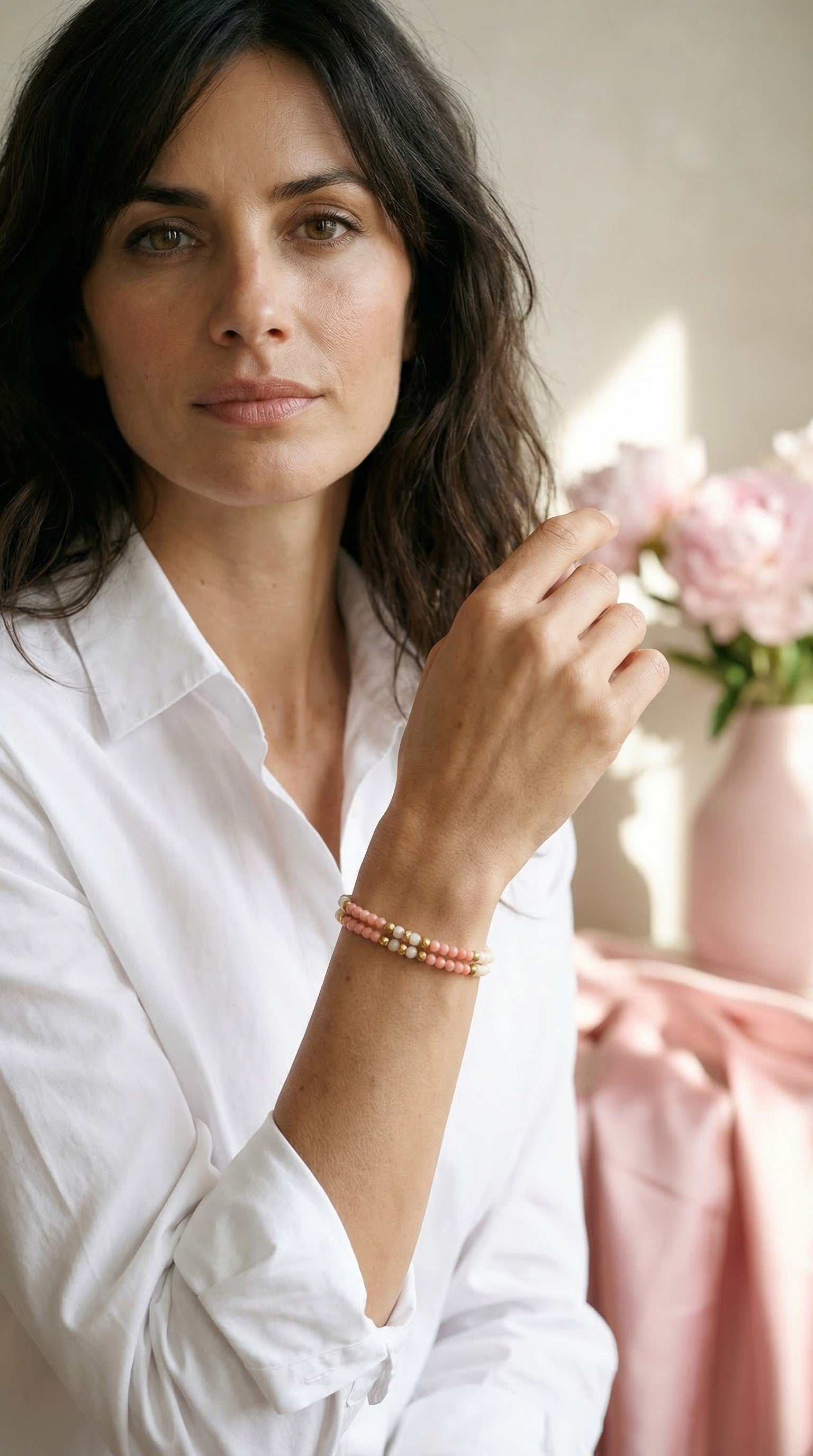 Pulsera de cristal doble blanco y rosa.