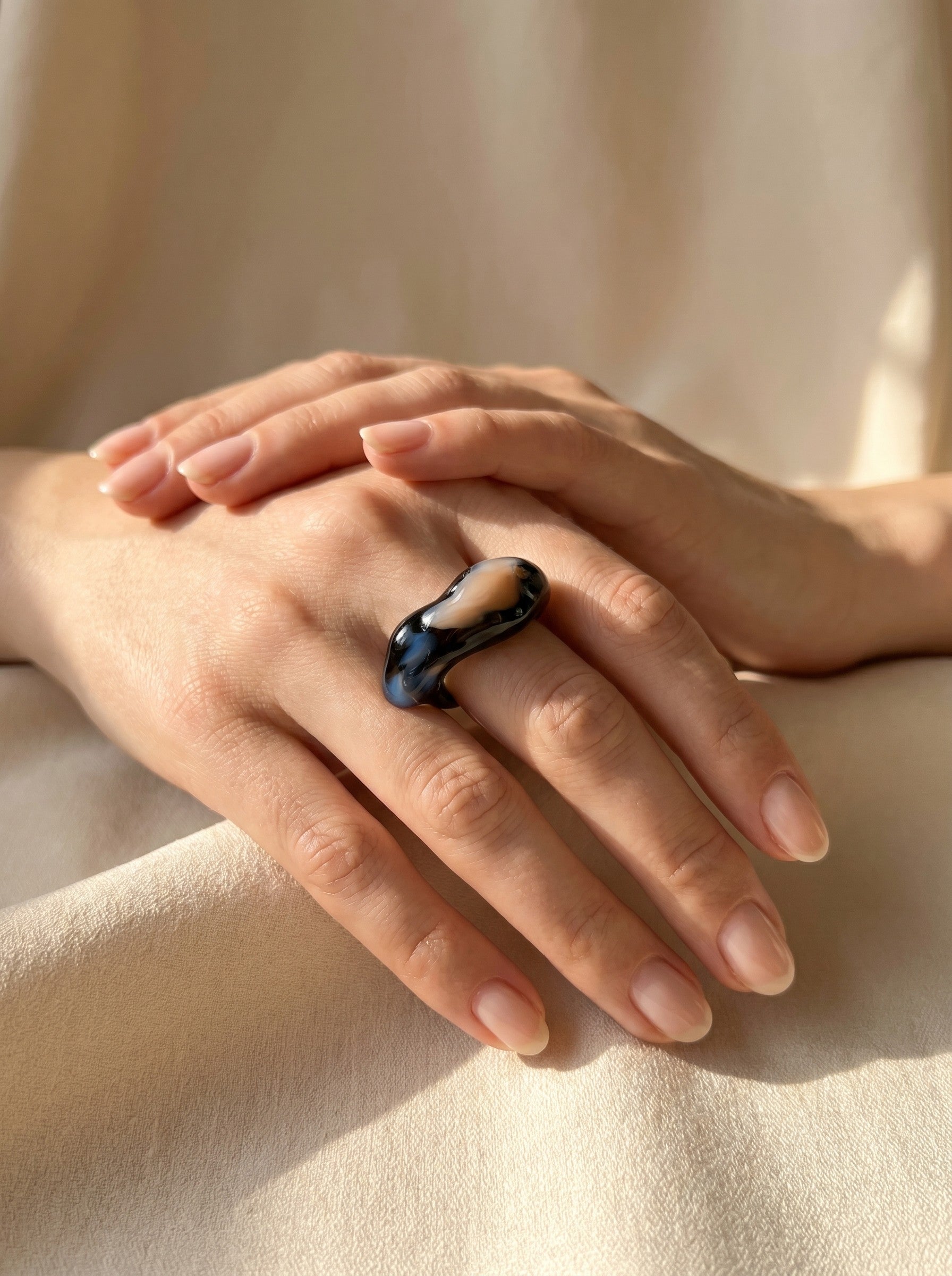 Anillo de Vidrio Negro Lotus y Azul