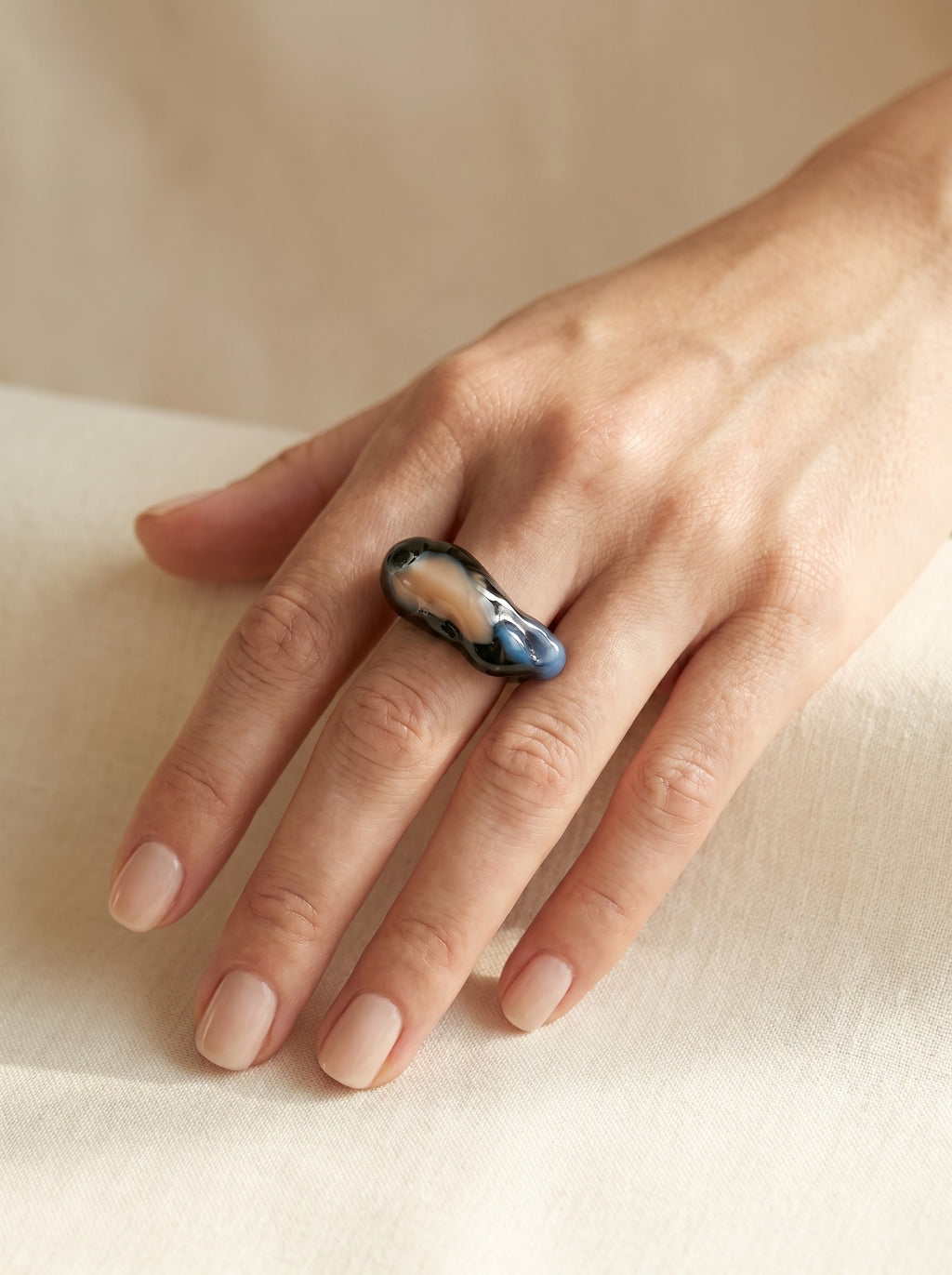 Anillo de Vidrio Negro Lotus y Azul