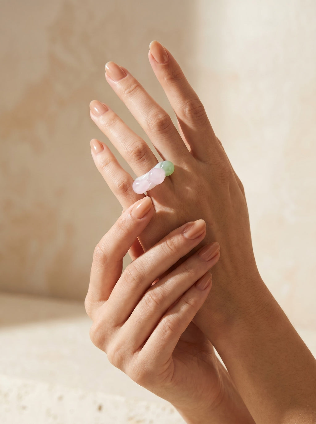 ANILLO DE VIDRIO BLANCO ROSA Y VERDE.