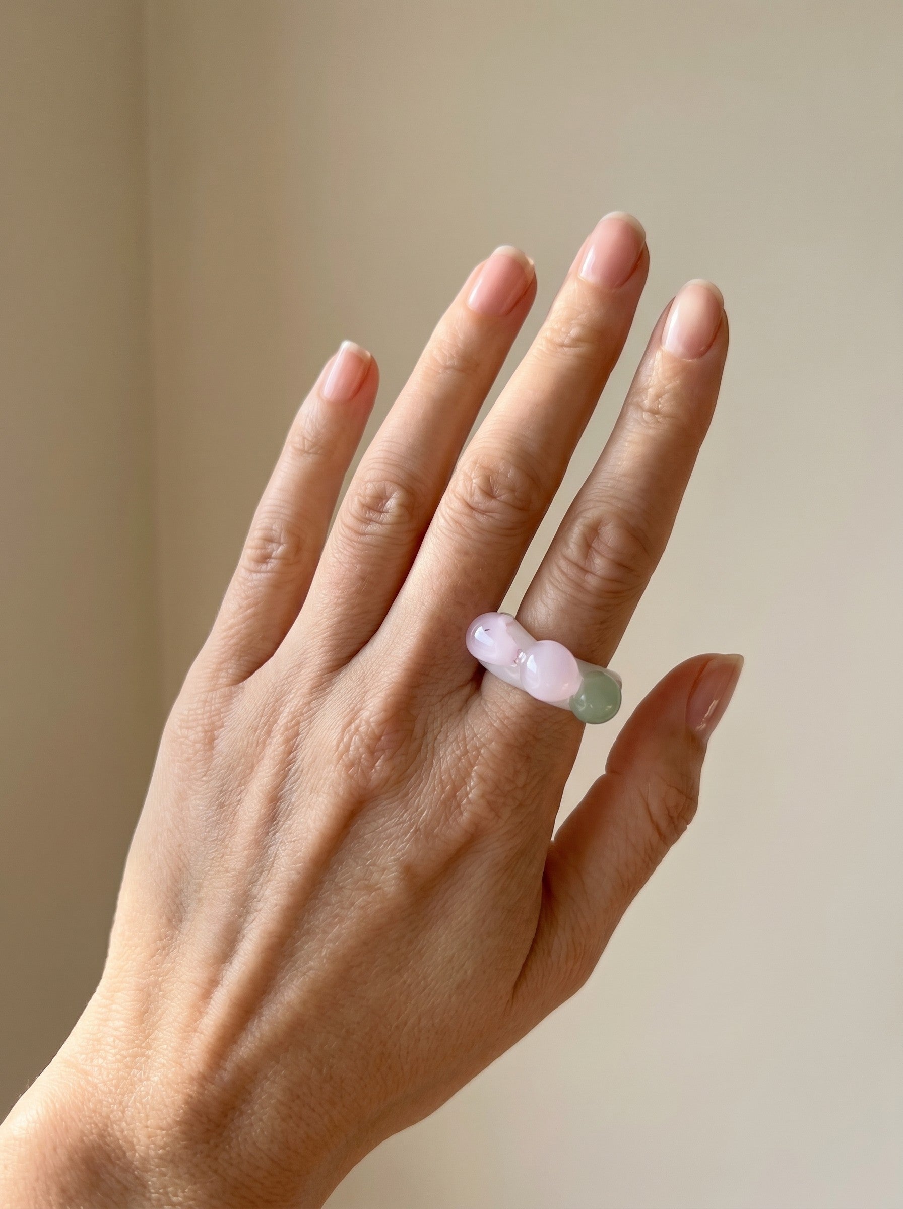 ANILLO DE VIDRIO BLANCO ROSA Y VERDE.