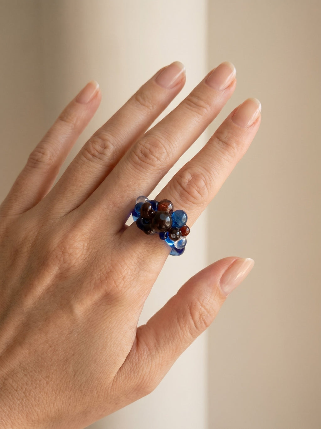 ANILLO DE VIDRIO DE BOLITAS AZUL Y ROJIZO