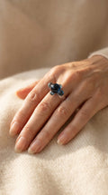 Anillo de vidrio de bolitas azules.
