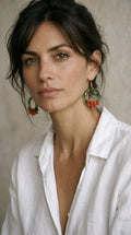 Pendientes de vidrio, inspirados en un clavel rojo.