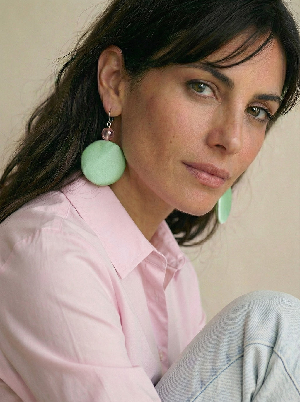 Pendientes redondos de seda verde con cuarzo sandía.
