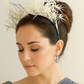 Diadema tocado de plumas gris marfil – Invitada elegante y ligera.