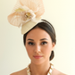 Tocado elegante beige de sinamay con flor de seda para bodas.