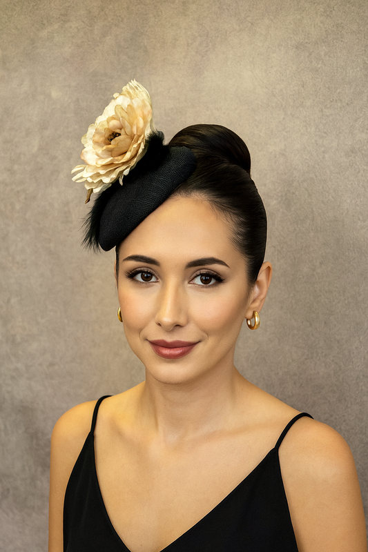 Tocado/fascinator negro con flor de marfil, mini sombrero para invitada con flor de seda y plumas, tocado negro redondo estilo vintage.