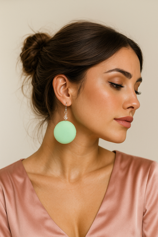Pendientes redondos de seda verde con cuarzo sandía.