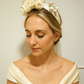 Tocado de novia en seda marfil y rosa – Diadema floral romántica hecha a mano.