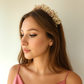 Diadema de flores preservadas en tonos rosa, blanco y beige