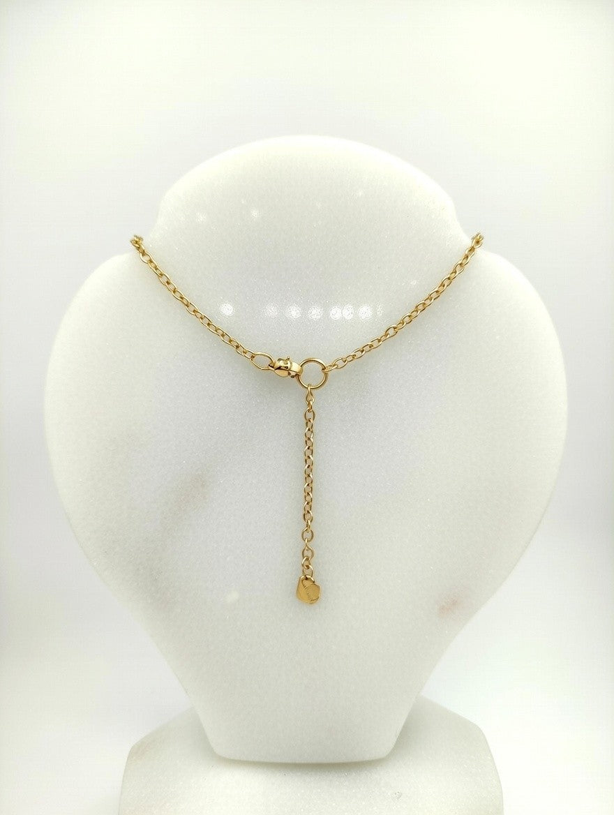 Collar corto dorado con flor de encaje negro y cuentas · Elegante y versátil.