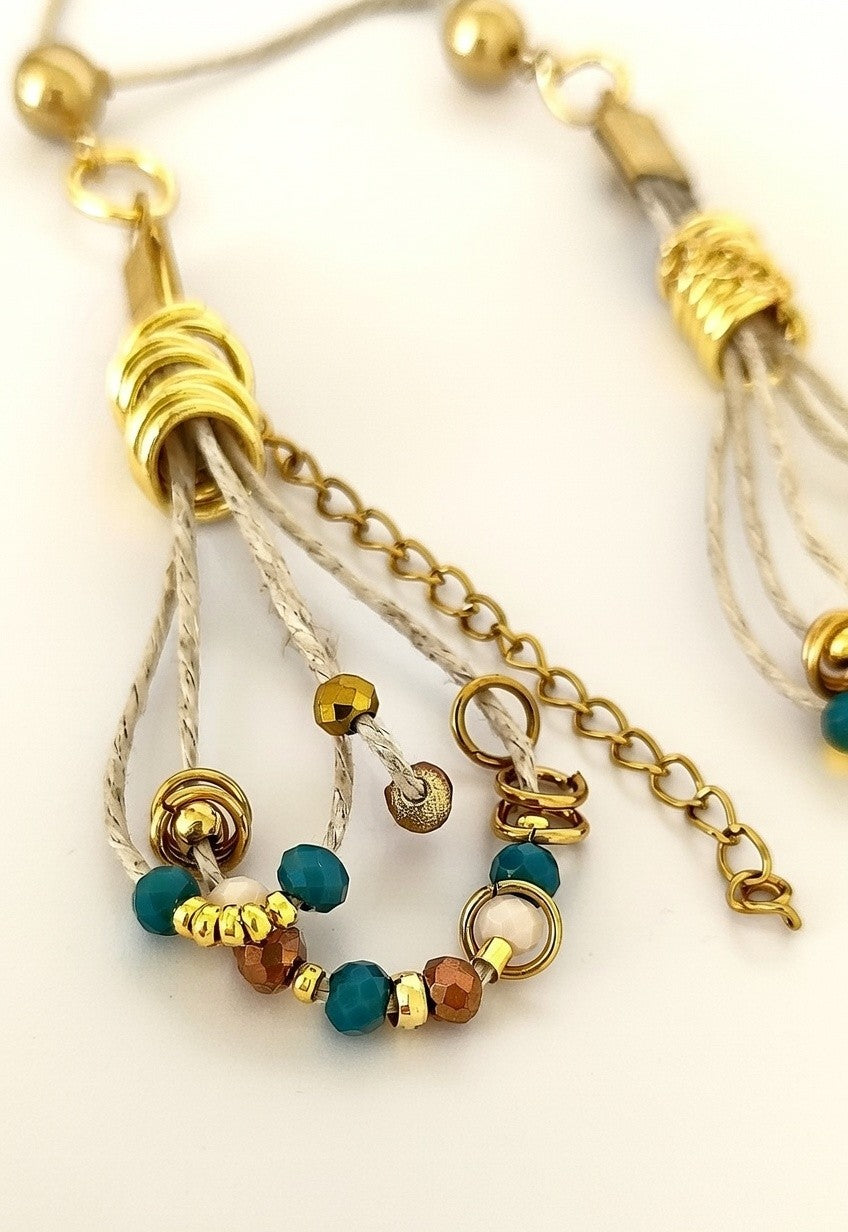 Pendientes de hilo de lino con cuentas en tonos azul y dorado.