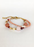 Pulsera doble en tonos rosa y granate.