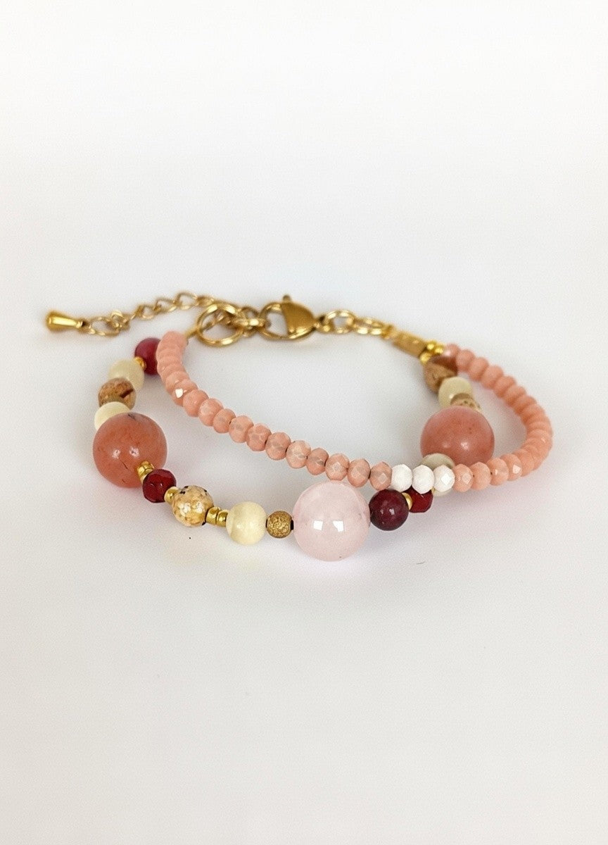 Pulsera doble en tonos rosa y granate.
