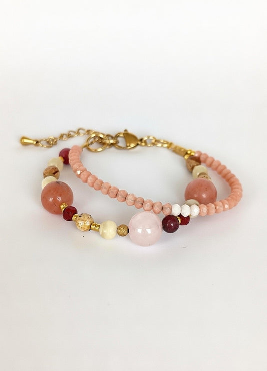 Pulsera doble en tonos rosa y granate.