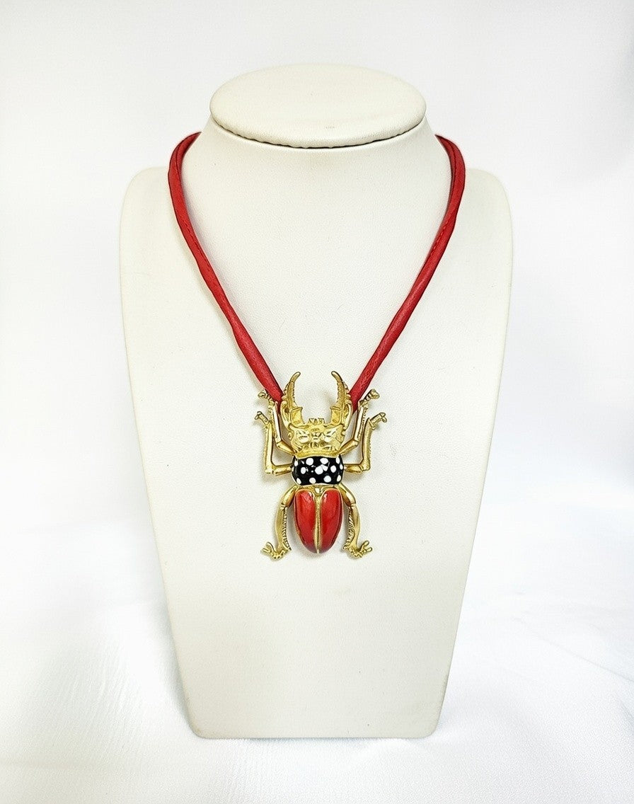 Collar escarabajo dorado y rojo con cordón de seda natural.