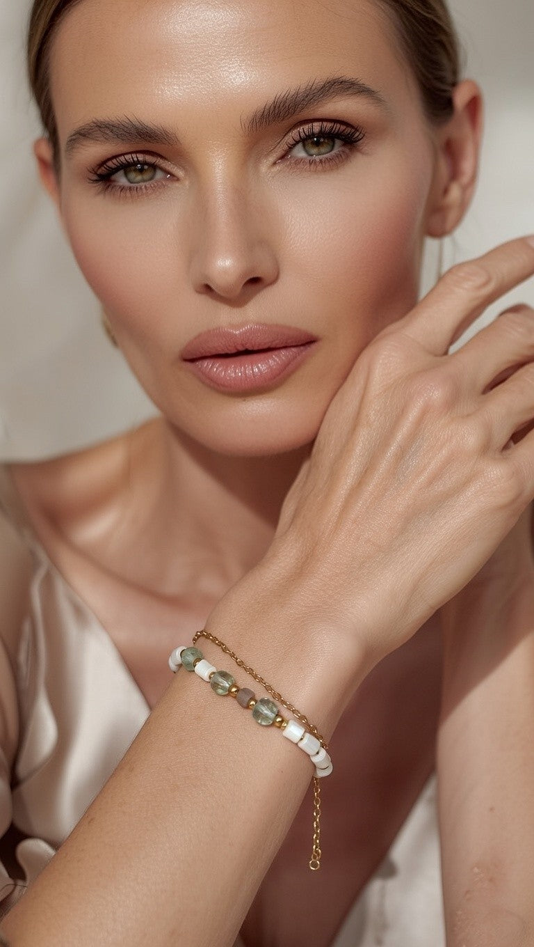 Pulsera blanca y verde de concha y fluorita.