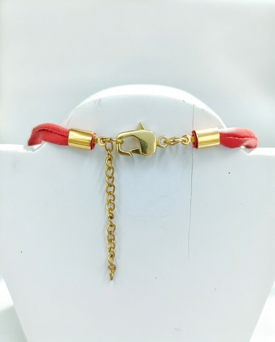 Collar escarabajo dorado y rojo con cordón de seda natural.