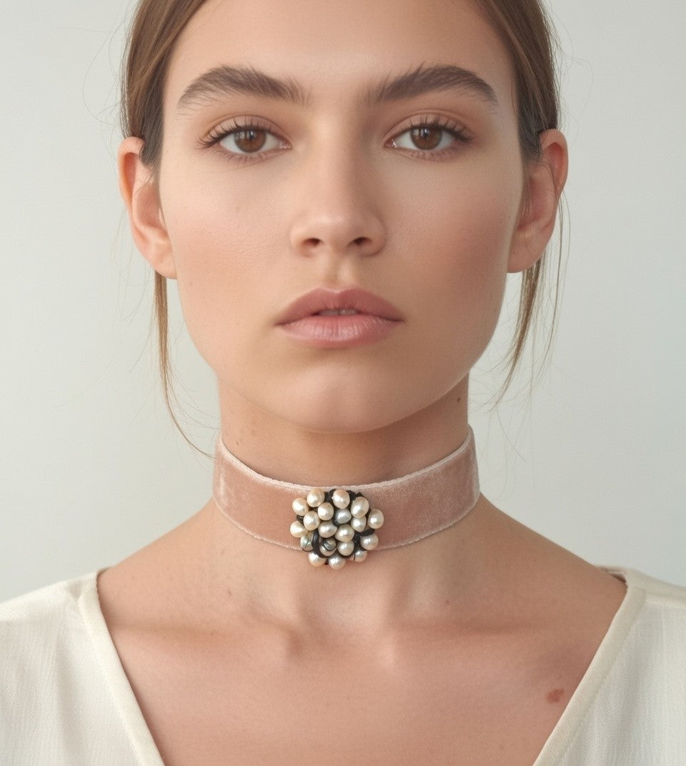 Choker de terciopelo nude y centro de perlas.