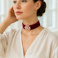 Choker rosa palo con detalle entrelazado.