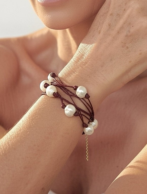 Pulsera de hilo de lino granate con perlas de agua dulce.