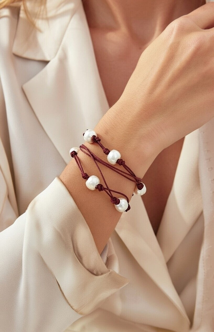 Pulsera de hilo de lino granate con perlas de agua dulce.