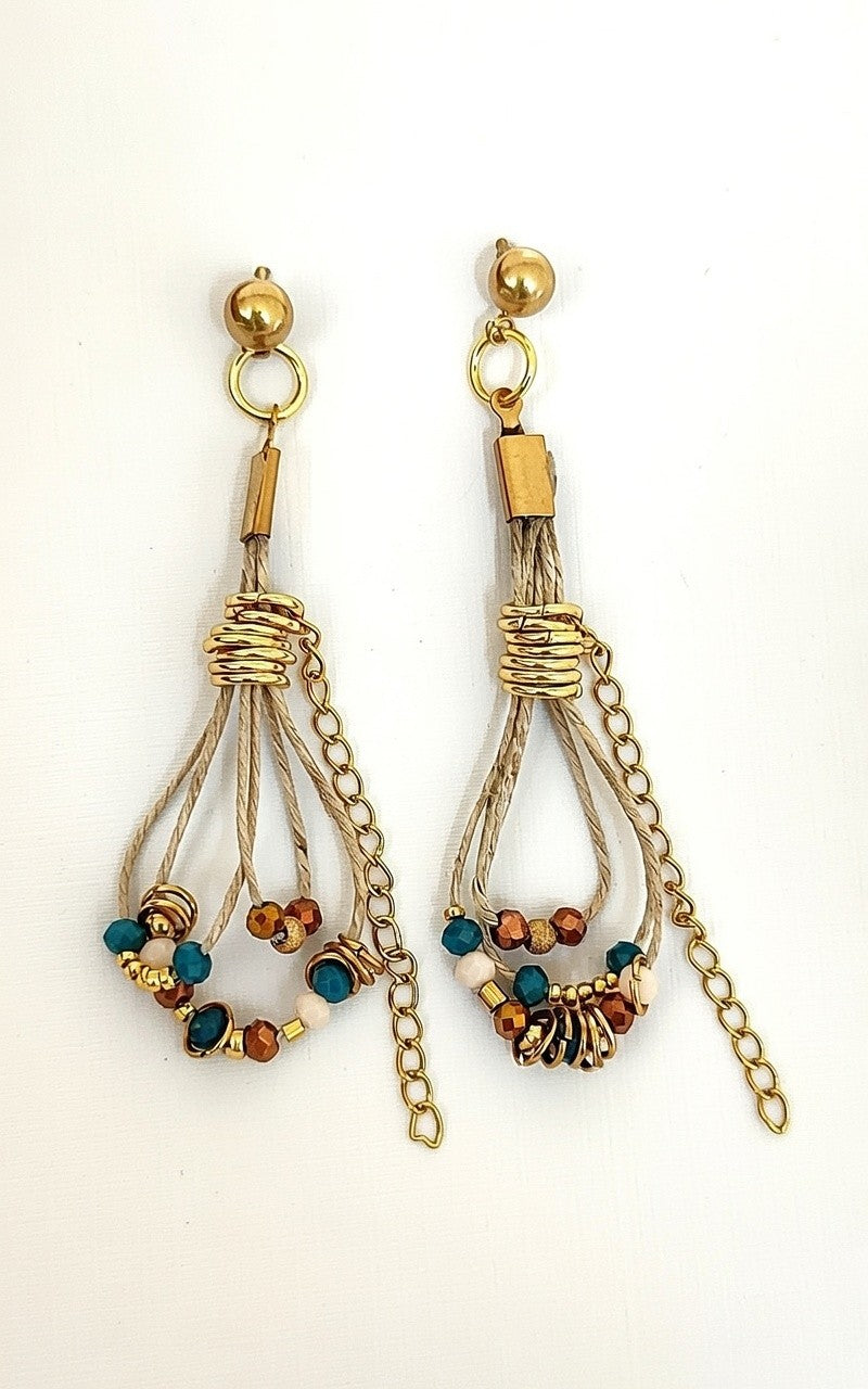 Pendientes de hilo de lino con cuentas en tonos azul y dorado.
