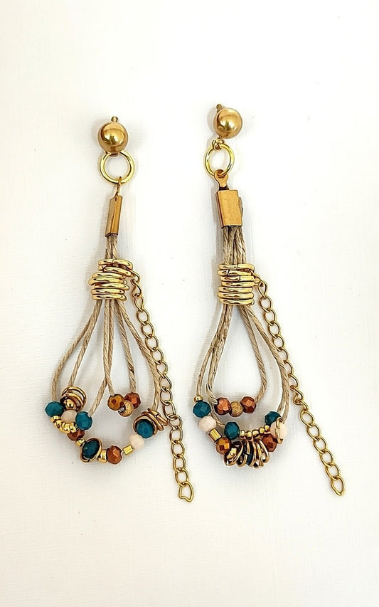 Pendientes de hilo de lino con cuentas en tonos azul y dorado.