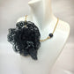 Collar corto dorado con flor de encaje negro y cuentas · Elegante y versátil.