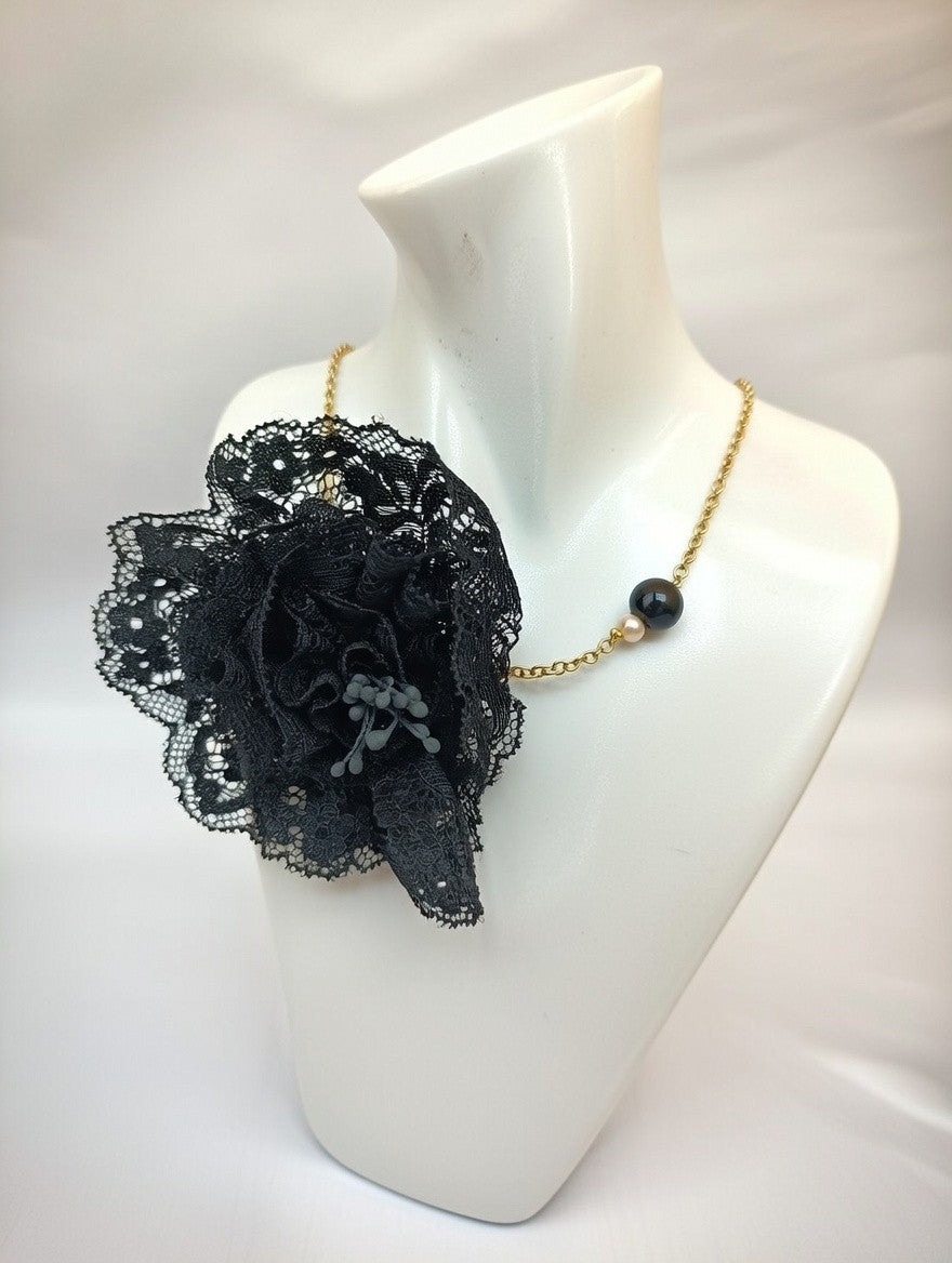Collar corto dorado con flor de encaje negro y cuentas · Elegante y versátil.