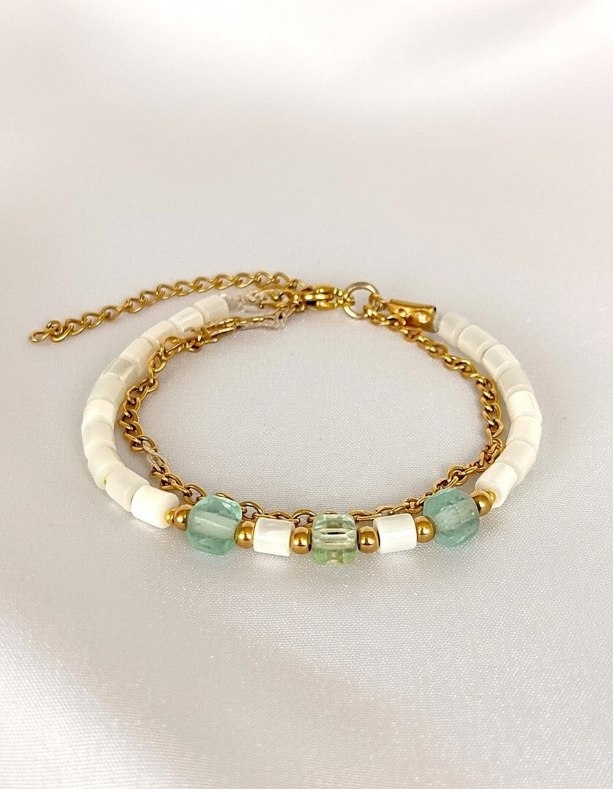 Pulsera blanca y verde de concha y fluorita.