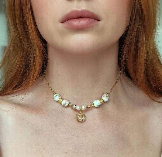 Collar corto dorado coquet con dije de tiovivo.