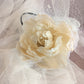 Tocado fascinator con peonía beige para boda, Tocado con flor grande crema y velo blanco, Tocado para fiesta o coktel,  Flor de pelo marfil para invitada, Tocado de boda crema.