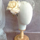 Tocado fascinator con peonía beige para boda, Tocado con flor grande crema y velo blanco, Tocado para fiesta o coktel,  Flor de pelo marfil para invitada, Tocado de boda crema.