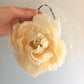 Tocado fascinator con peonía beige para boda, Tocado con flor grande crema y velo blanco, Tocado para fiesta o coktel,  Flor de pelo marfil para invitada, Tocado de boda crema.
