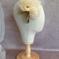 Tocado fascinator con peonía beige para boda, Tocado con flor grande crema y velo blanco, Tocado para fiesta o coktel,  Flor de pelo marfil para invitada, Tocado de boda crema.