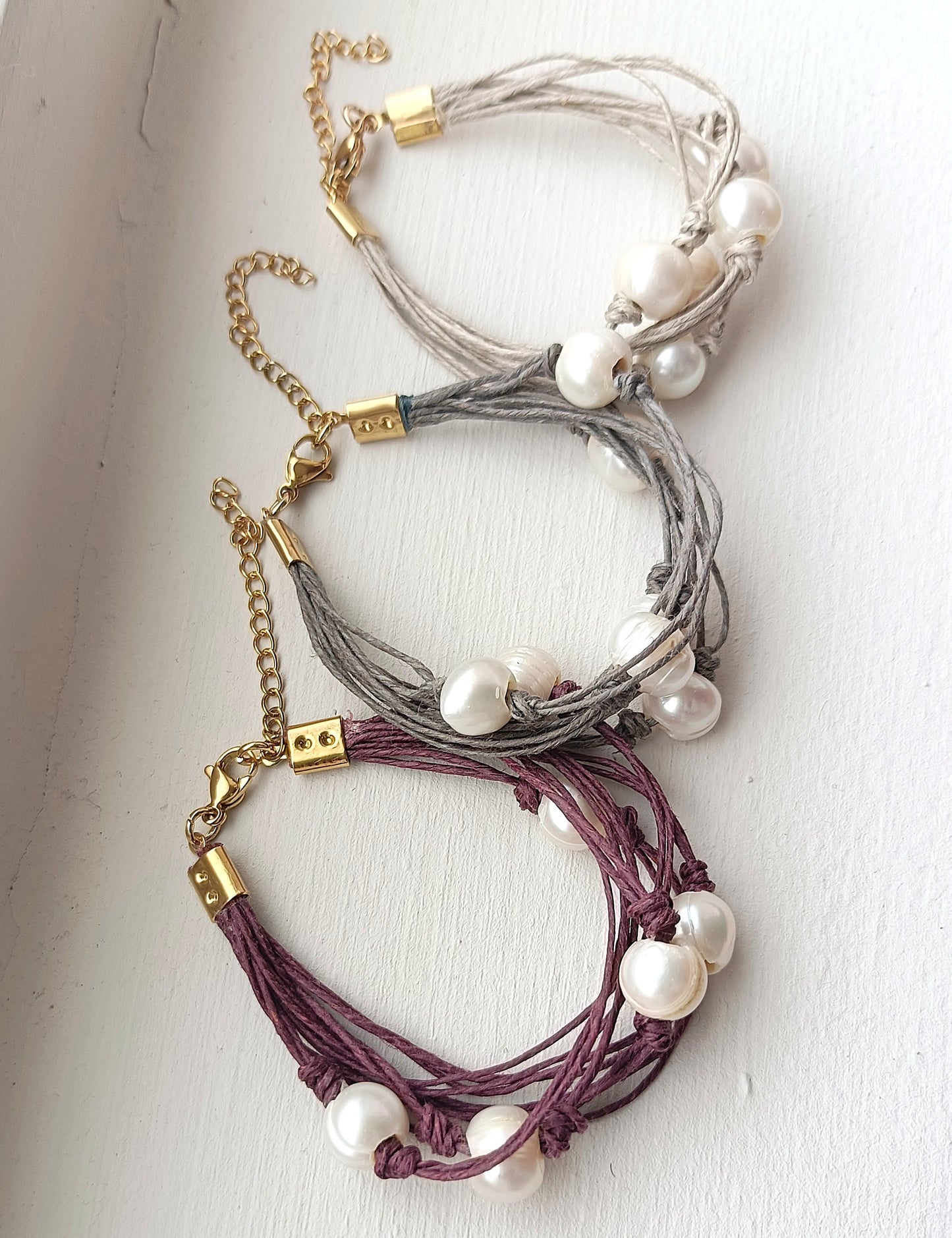 Pulsera de hilo de lino gris con perlas de agua dulce.