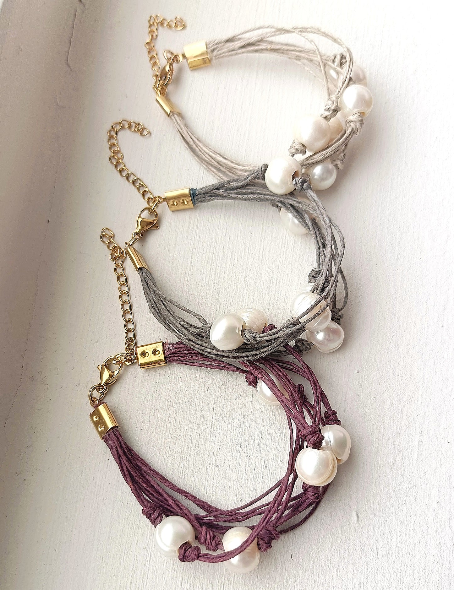 Pulsera de hilo de lino natural con perlas de agua dulce