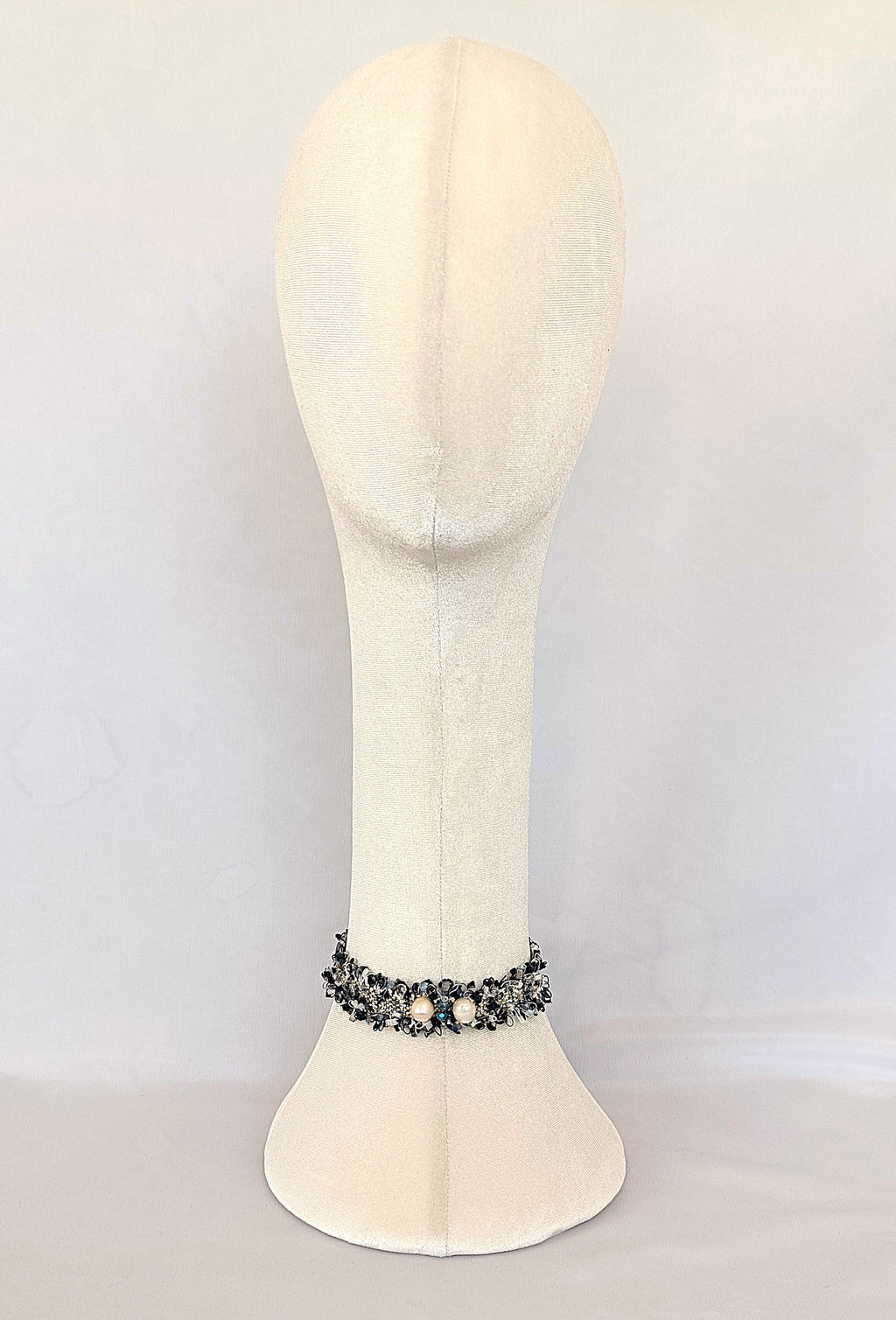Choker de tweed con perlas.