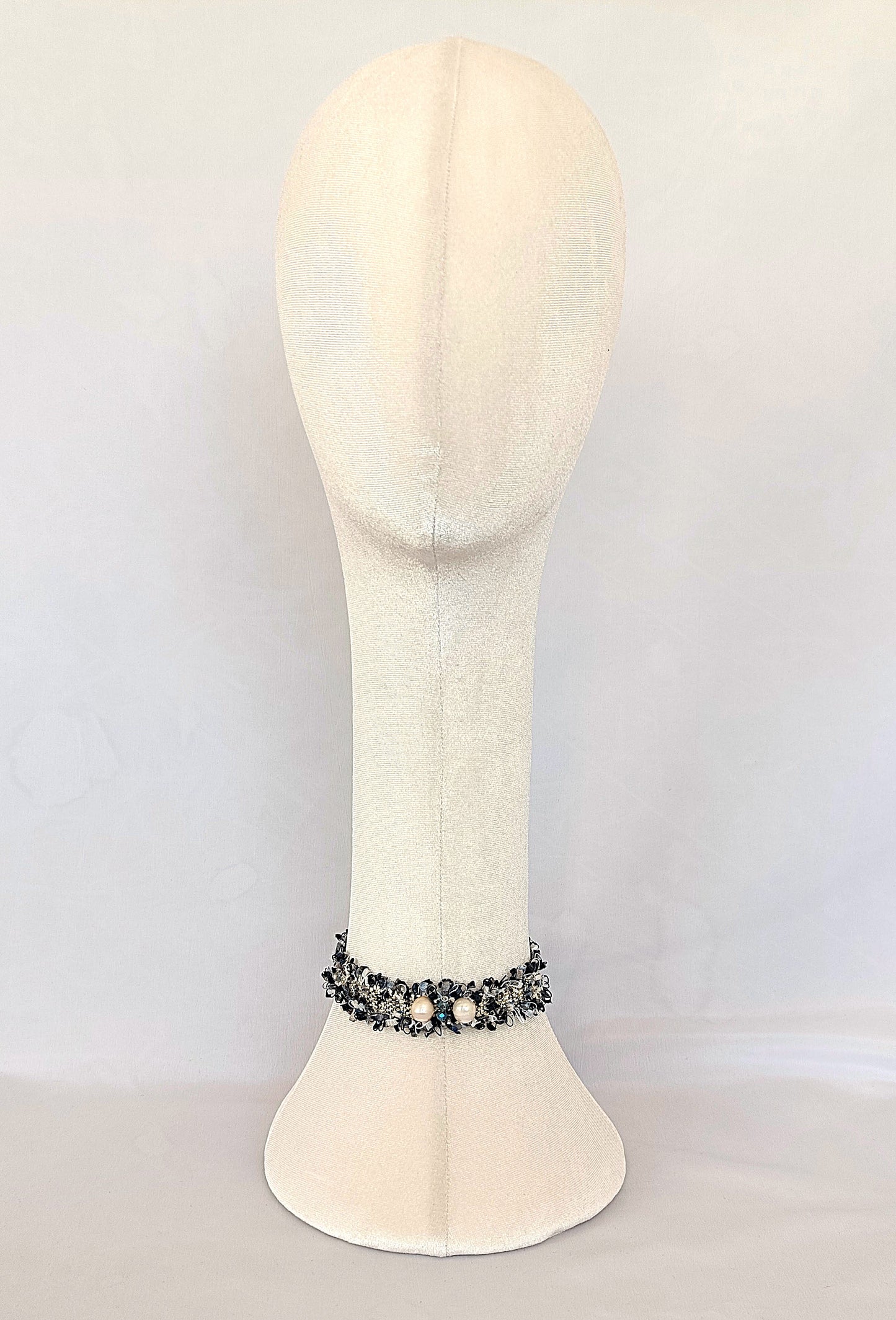 Choker de tweed con perlas naturales y cristales azules.